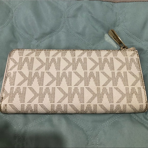 Michael Kors- Jet Set Travel MK Monogram Wallet in Vanilla - PRICE FIRM - Picture 5 of 13